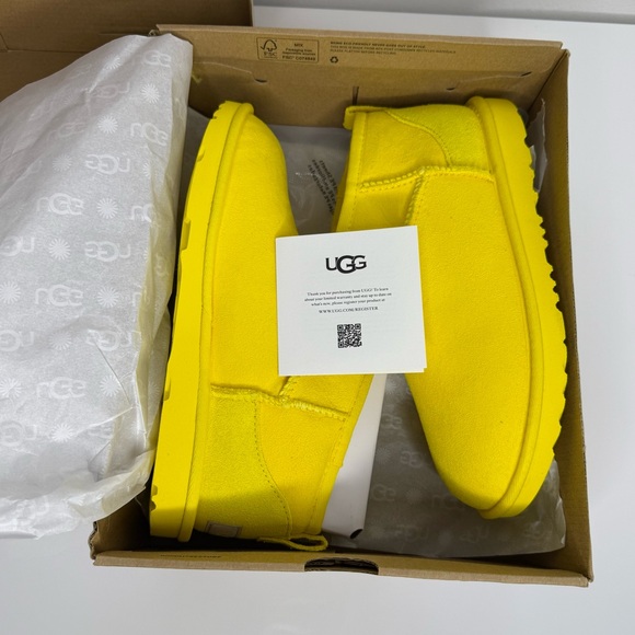 NEW UGG Kids Classic Ultra Mini Boots Yellow Size 5
Fits about a women 6/7 - Picture 2 of 8